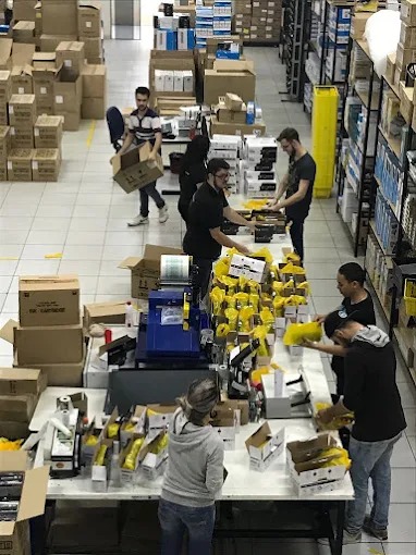 Equipe Print Loja separando pedidos para Londrina