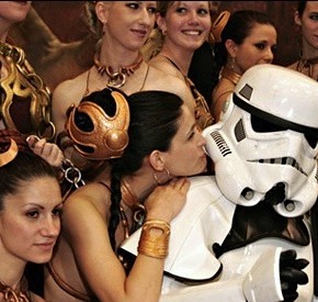 slave-leia-stormtrooper-kiss