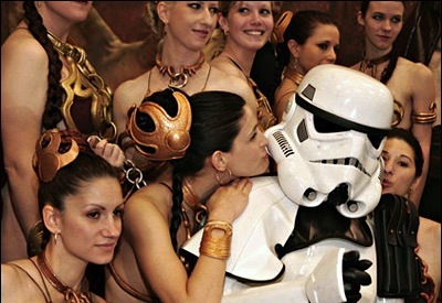 slave-leia-stormtrooper-kiss