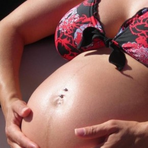 pregnant woman belly piercing