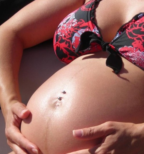 pregnant woman belly piercing