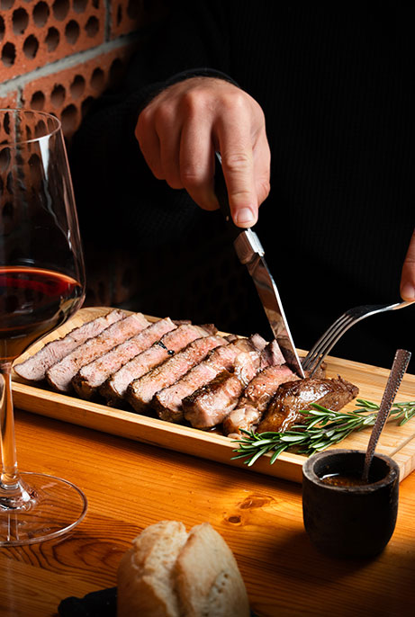 Mesa con platos argentinos en Bataraza Bodegón