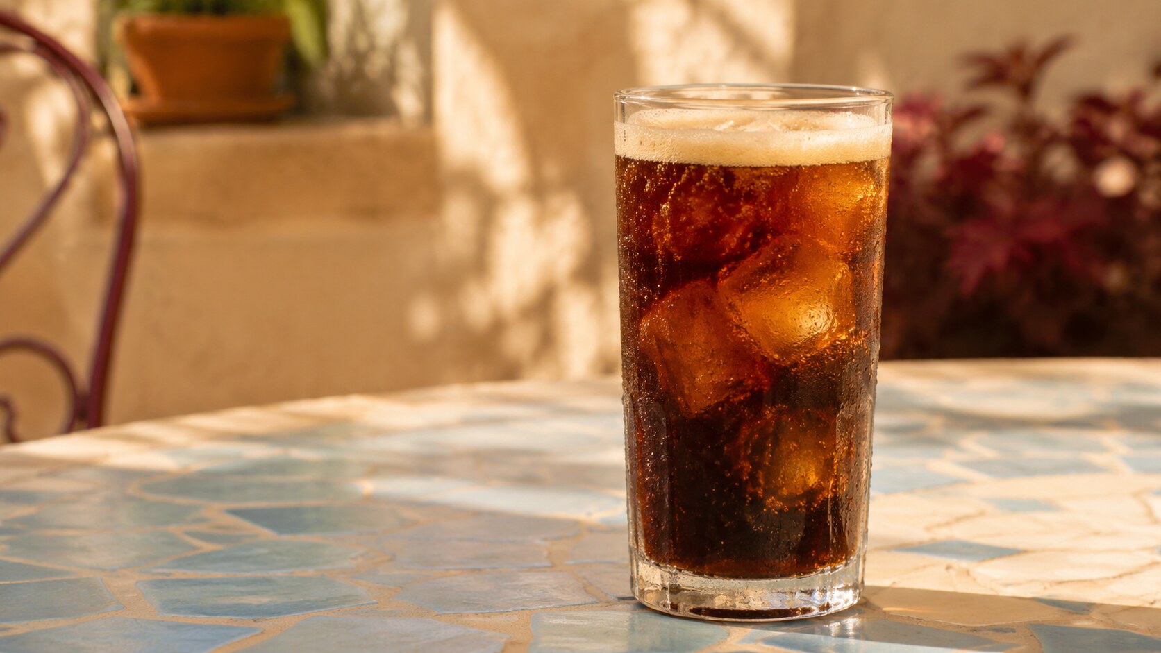 Vaso alto de fernet con cola, hielo y espuma