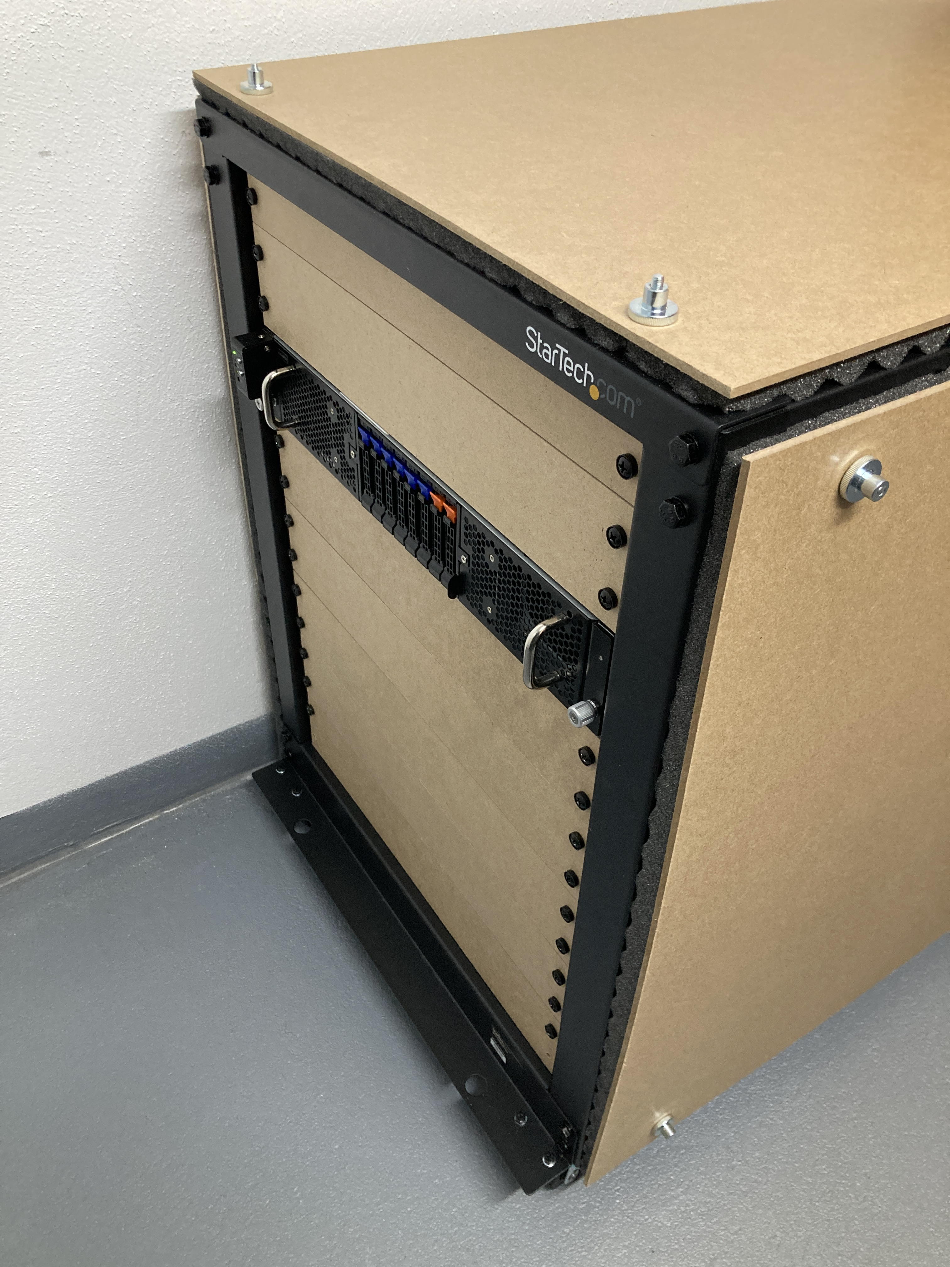 Rack with acoustic panels