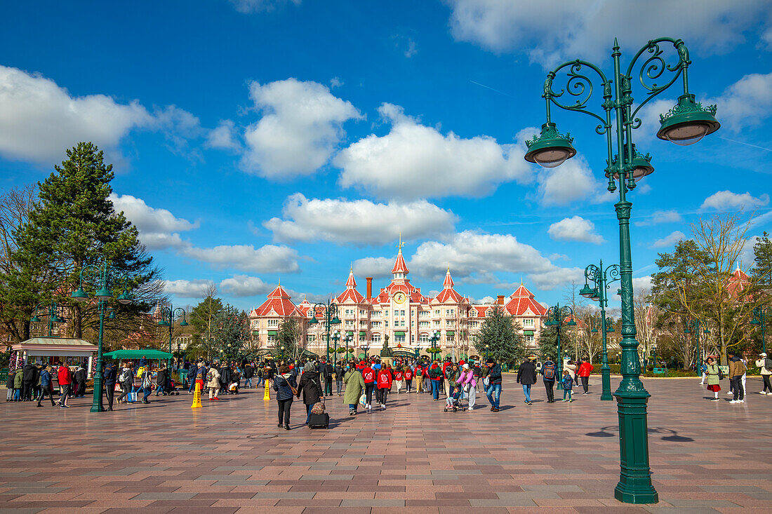 Esplanade devant le Disneyland Hotel