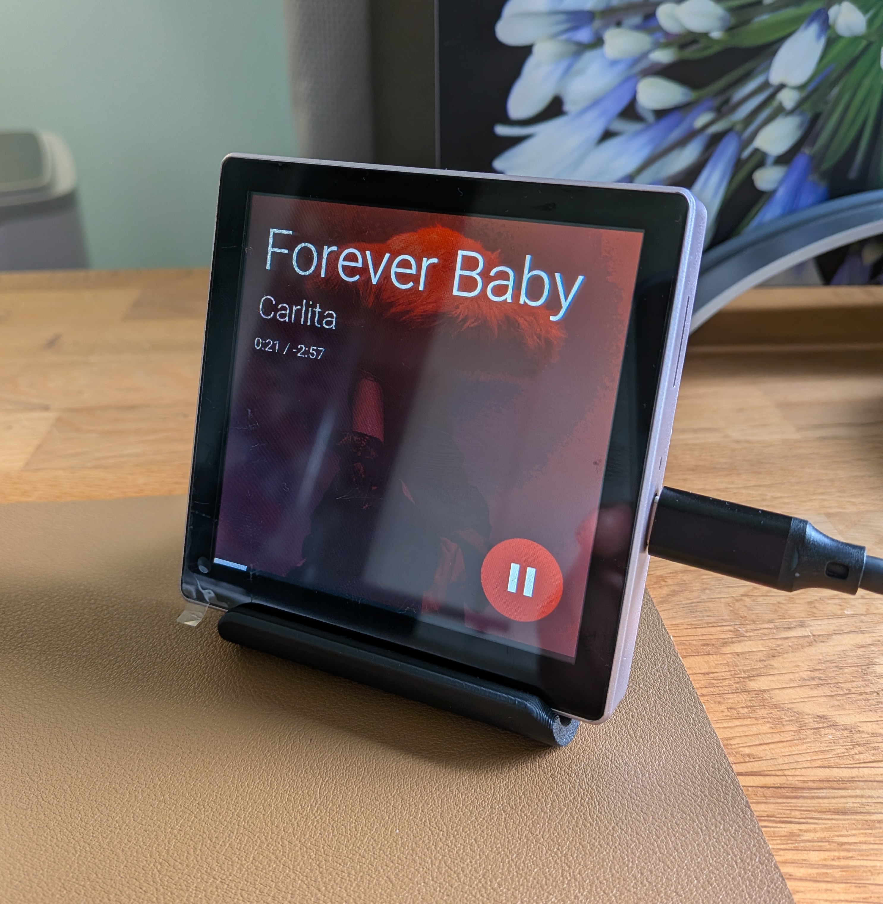Guition ESP32-S3 4848S040 showing album artwork