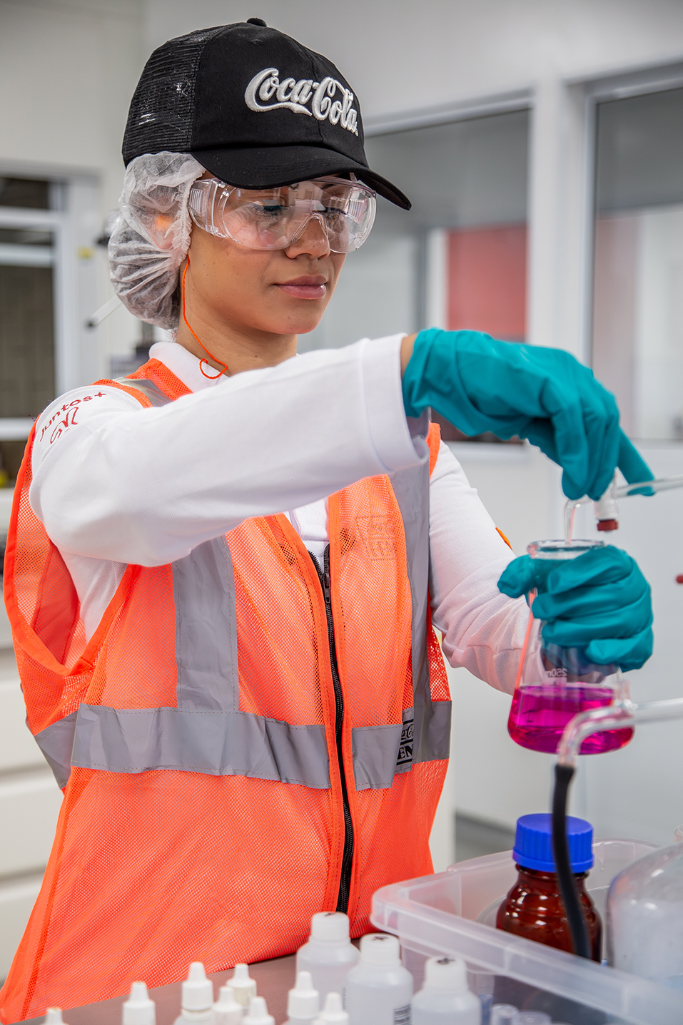 Profissional da Coca-Cola FEMSA sorrindo