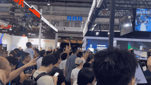 AIニュース:愛宝ロボットの会場でのパフォーマンス