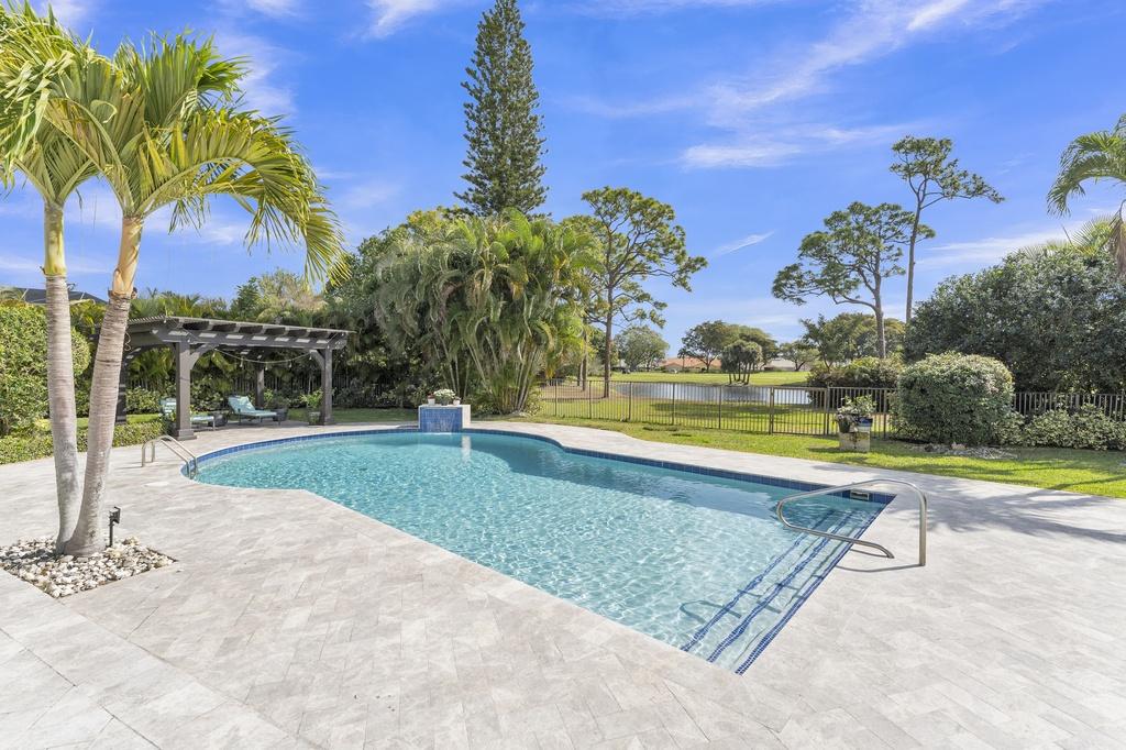 355 Oakview Dr, private grounds and lake and golf views in the Seagate Golf Club