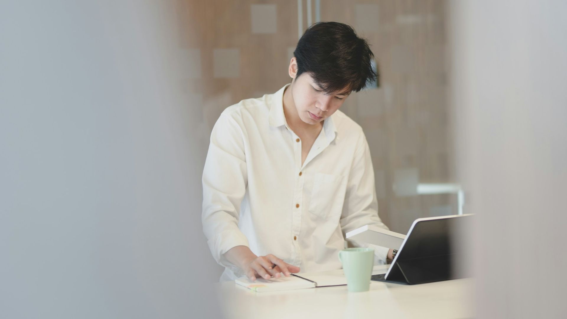 Konsultan TM Center sedang bekerja di ruang kantor