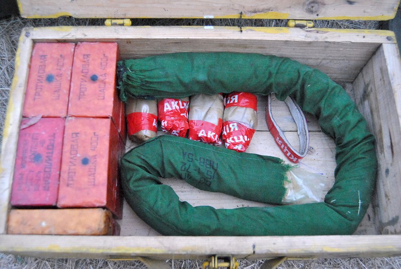 Как взорвать пластид. Пластичная взрывчатка. Пластиковая взрывчатка. Пластид взрывчатка. Ящик со взрывчаткой