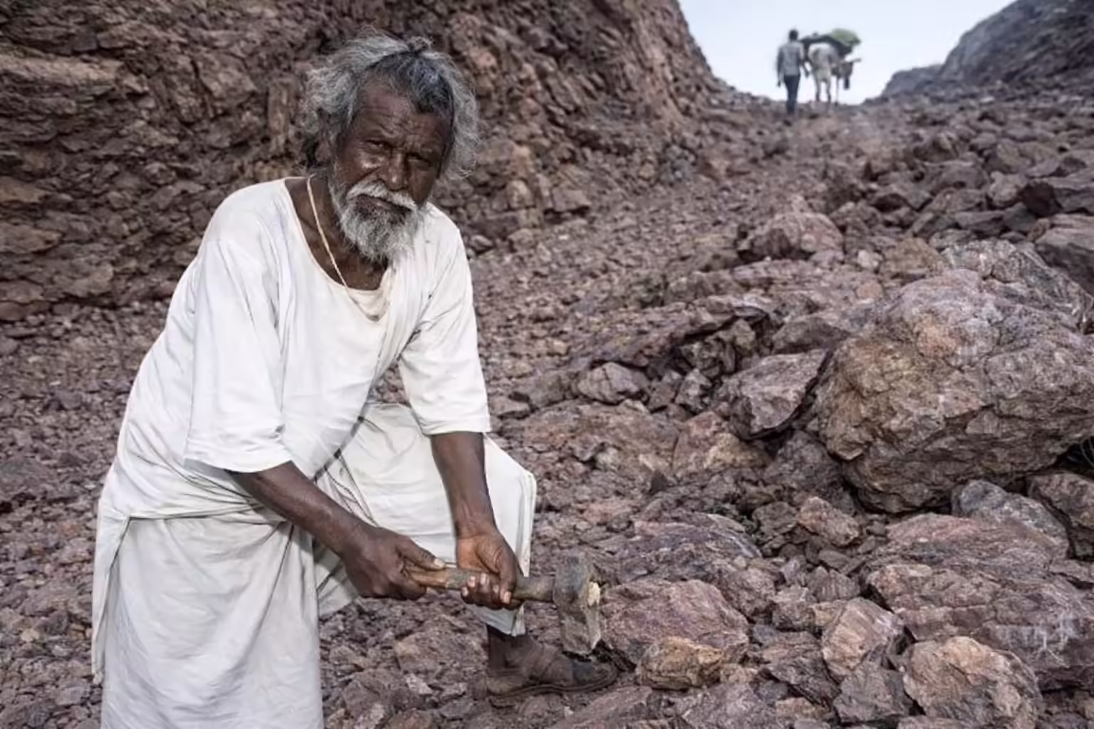 Dashrath Manjhi as an adult