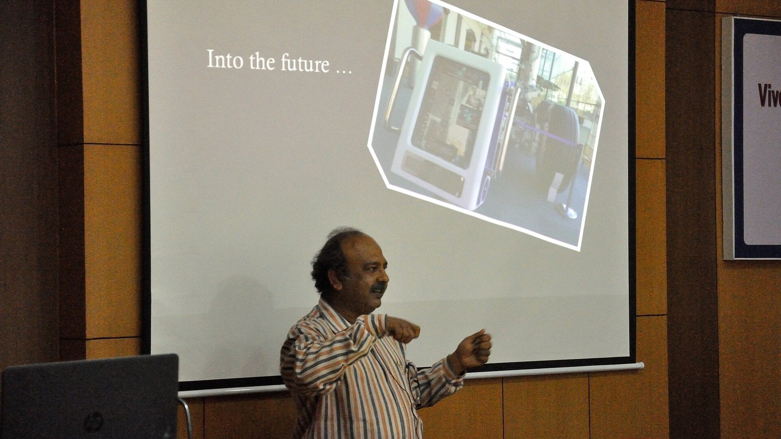 Illustrative photograph titled: Manash Bagchi - Presentation - Technology for Museums - VMPME Workshop - Science City - Kolkata 2015-07-16 9166
