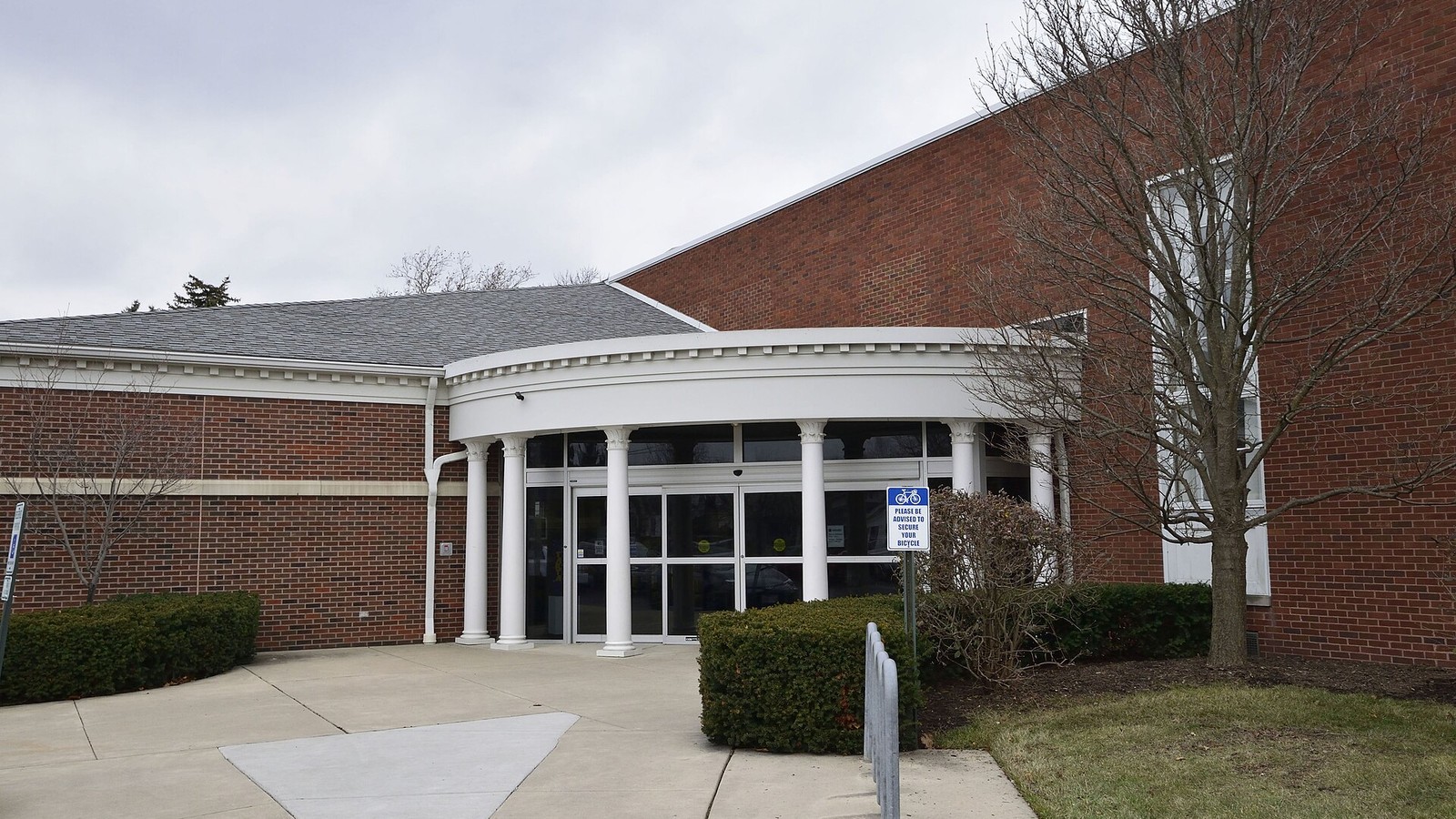Illustrative photograph titled: Maumee Branch, Toledo Lucas County Public Library, exterior views, 2018 - DPLA - 9eb2629969564c9f7ced42bb78f68a7a (page 2)