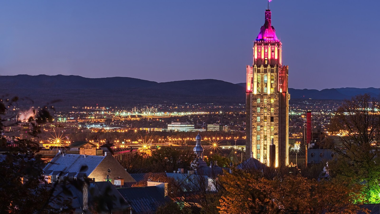 Gold price holds critical $4,100 support, but city institutions professional wide editorial