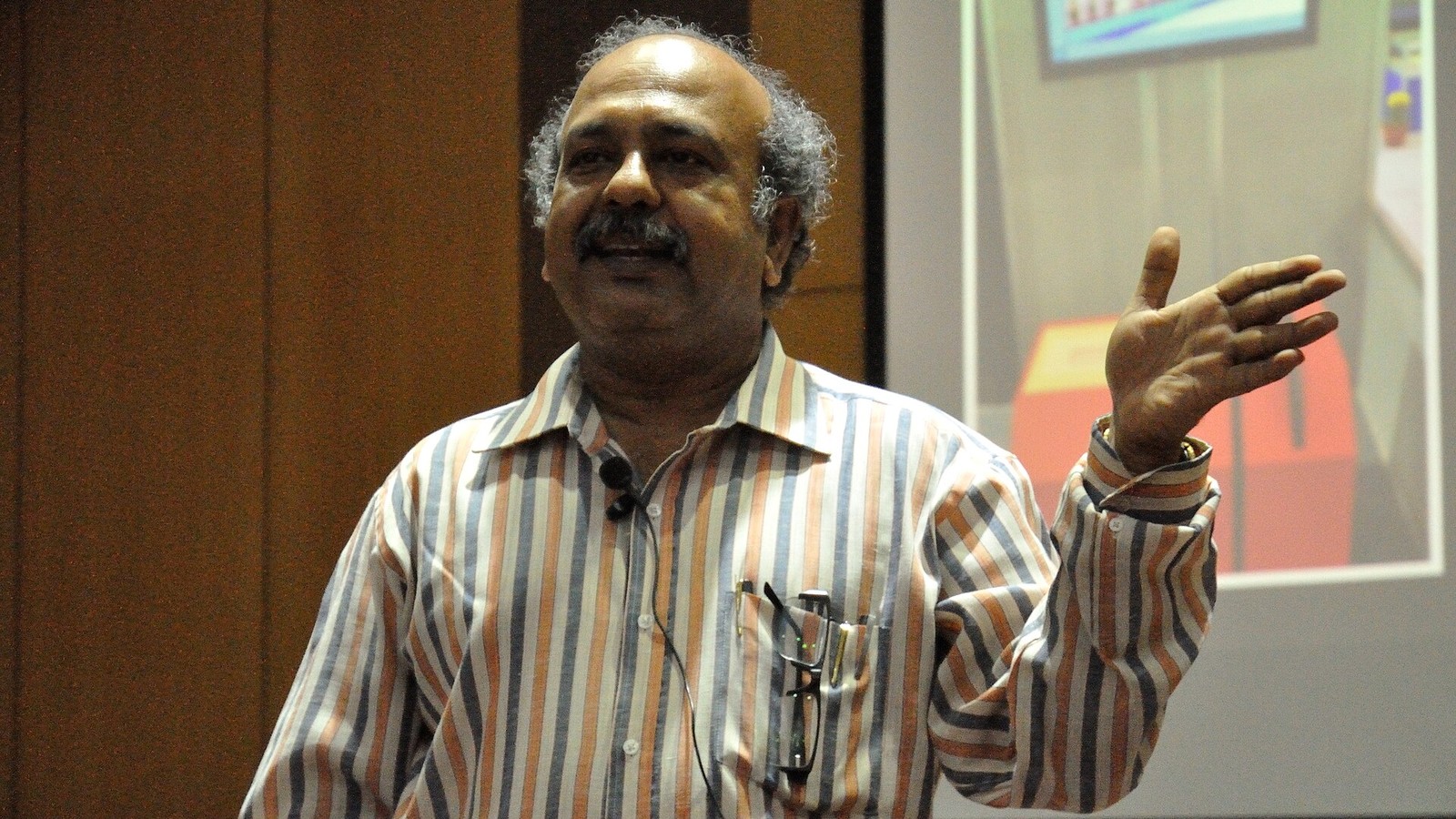 Illustrative photograph titled: Manash Bagchi - Presentation - Technology for Museums - VMPME Workshop - Science City - Kolkata 2015-07-16 9154