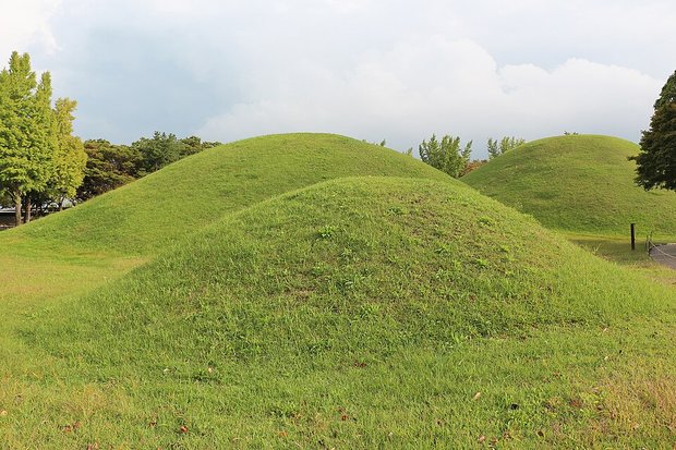 Grass-covered royal tombs at Daereungwon Tomb Complex (대릉원), Gyeongju