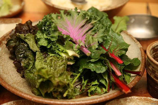 A plate of leafy greens for ssambap (쌈밥) at a restaurant in Gyeongju