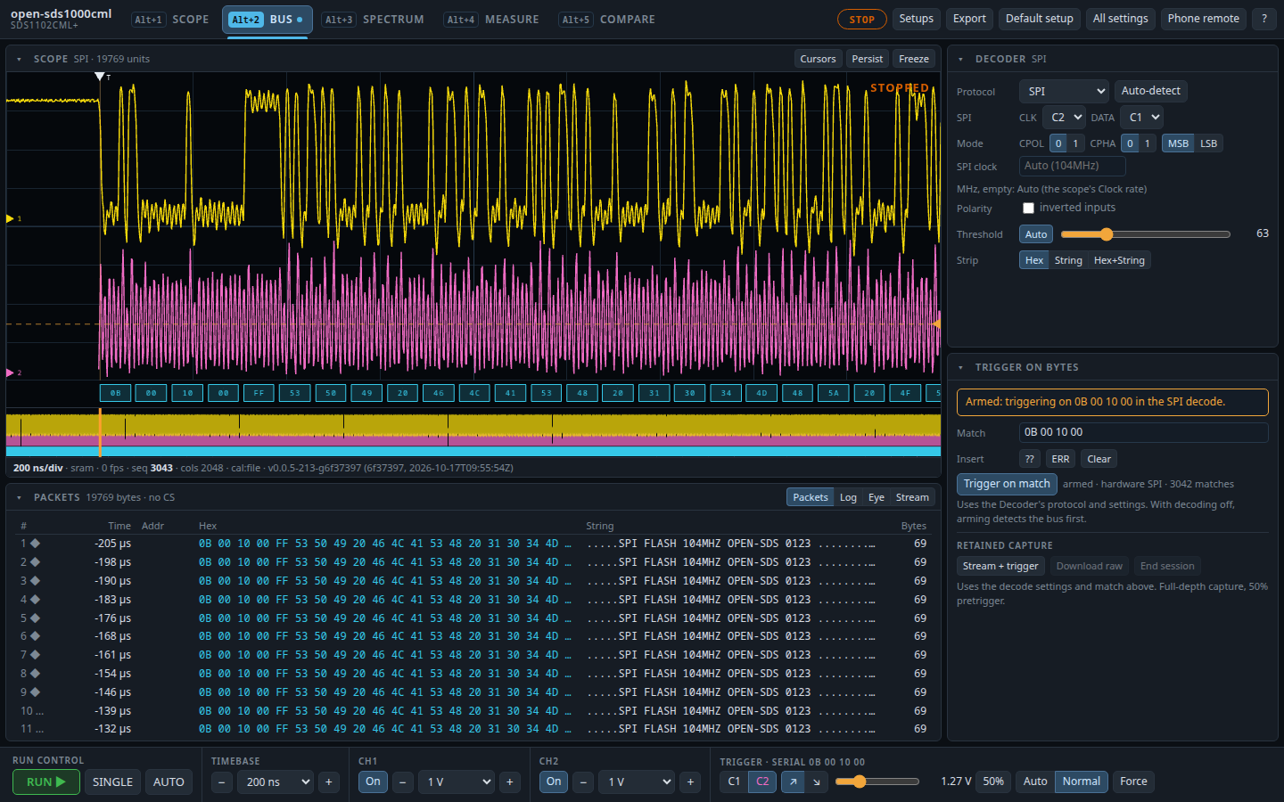 Web BUS workspace after one SINGLE capture: the bar under the trace shows the whole 2.1 ms record of 286 flash reads, the large view 2 us of it at 200 ns/div with the bytes 0B 00 10 00 FF 53 50 49 decoded under the trace, and the packet list of every read