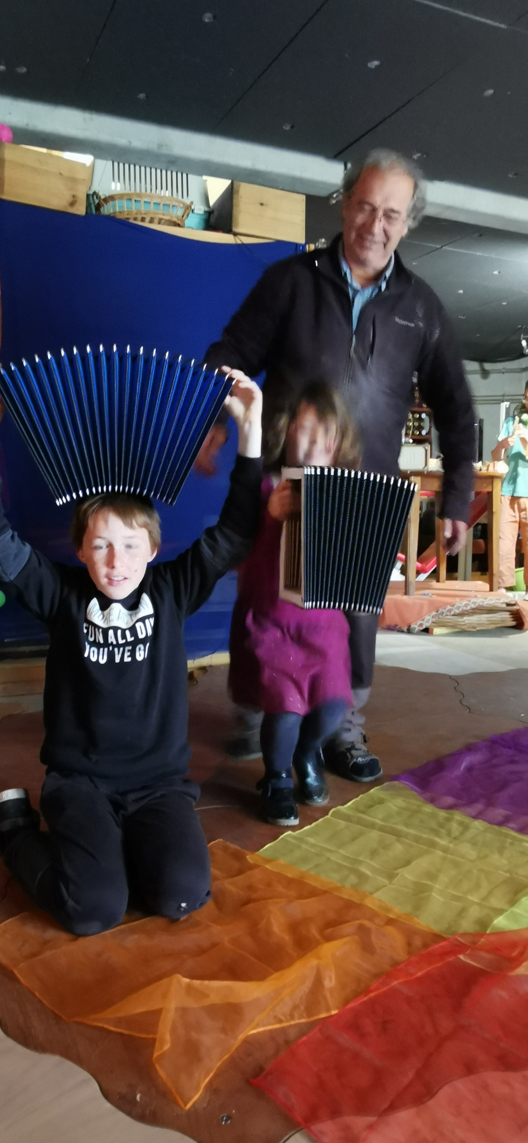 Stagiaire présentant son accordéon terminé à la fin du stage