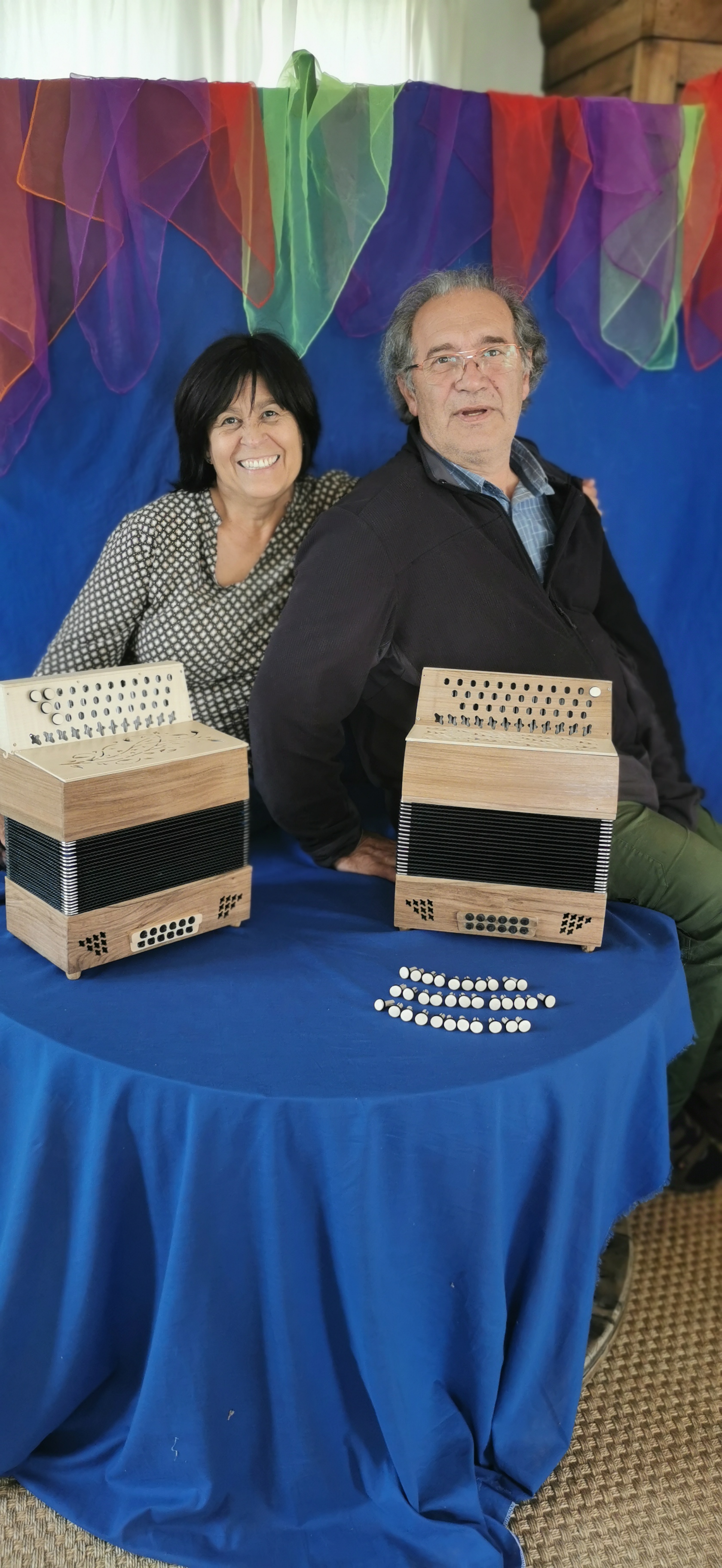 Stagiaire avec son accordéon artisanal terminé dans l’atelier