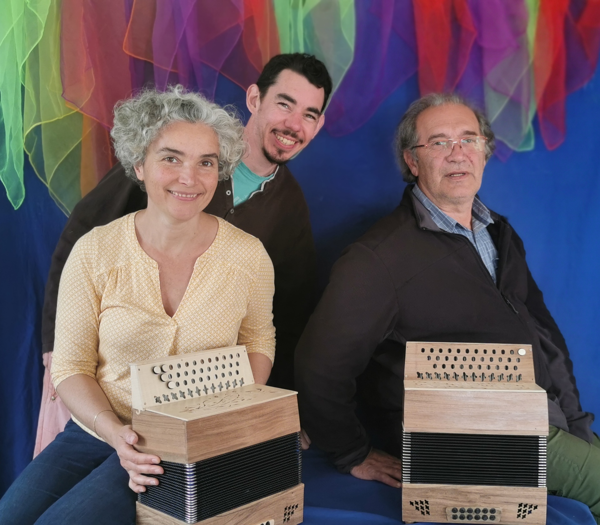 Stagiaire tenant l’accordéon qu’il vient de fabriquer