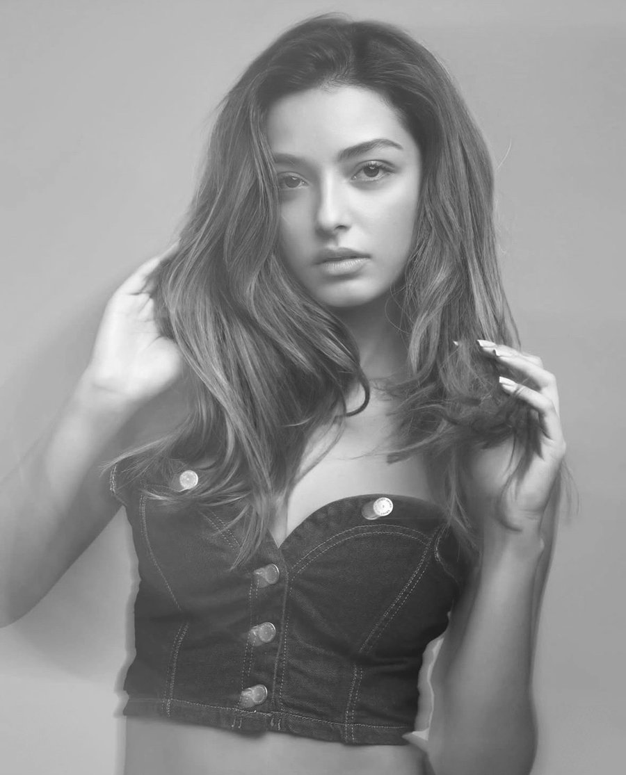 Lady Guerra — editorial