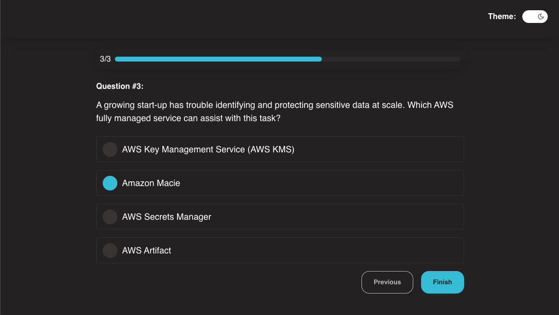 Uma pergunta de um quiz com 4 opções de resposta sobre a certificação AWS Cloud Practitioner utilizando uma tema escuro com fundo preto, texto branco e uma cor secundária em azul mar.