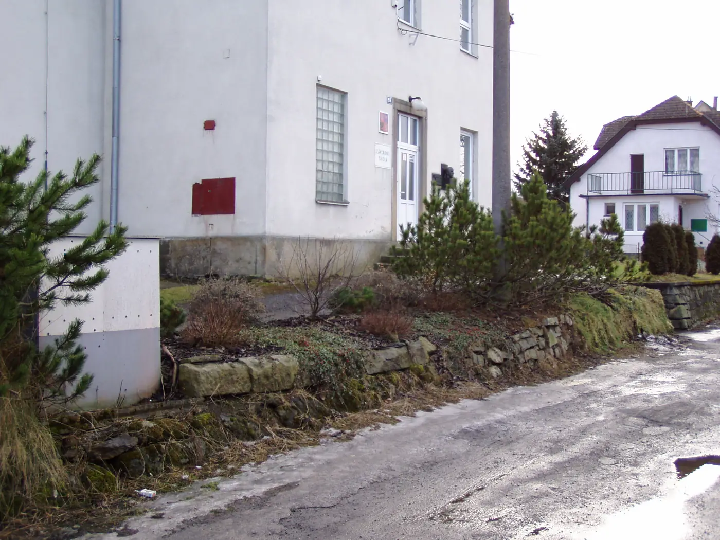 Rok 2008 - Stav před rodným domem Jana Zrzavého v Okrouhlici