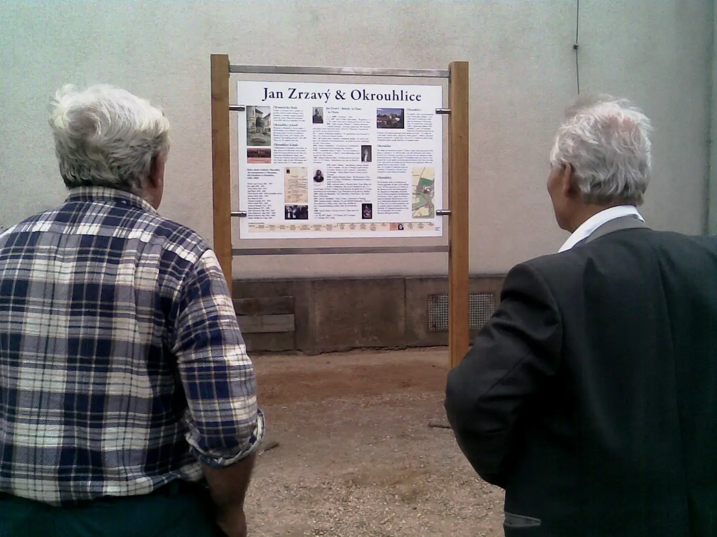 Instalace informační tabule před budovou základní školy v Okrouhlici. Jan Zrzavý.