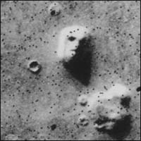 Figure 4: Un visage sur Mars? En 1971, la sonde Viking prend une surprenante image de la surface de Mars. Une sculpture extraterrestre géante? (source NASA/Wikipedia)
