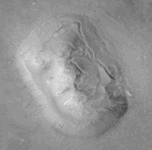 Figure 6: Mais il disparait à haute résolution. La sculpture est seulement une colline martienne, évidence que nous avions “halluciné” ce visage. (source NASA/Wikipedia)