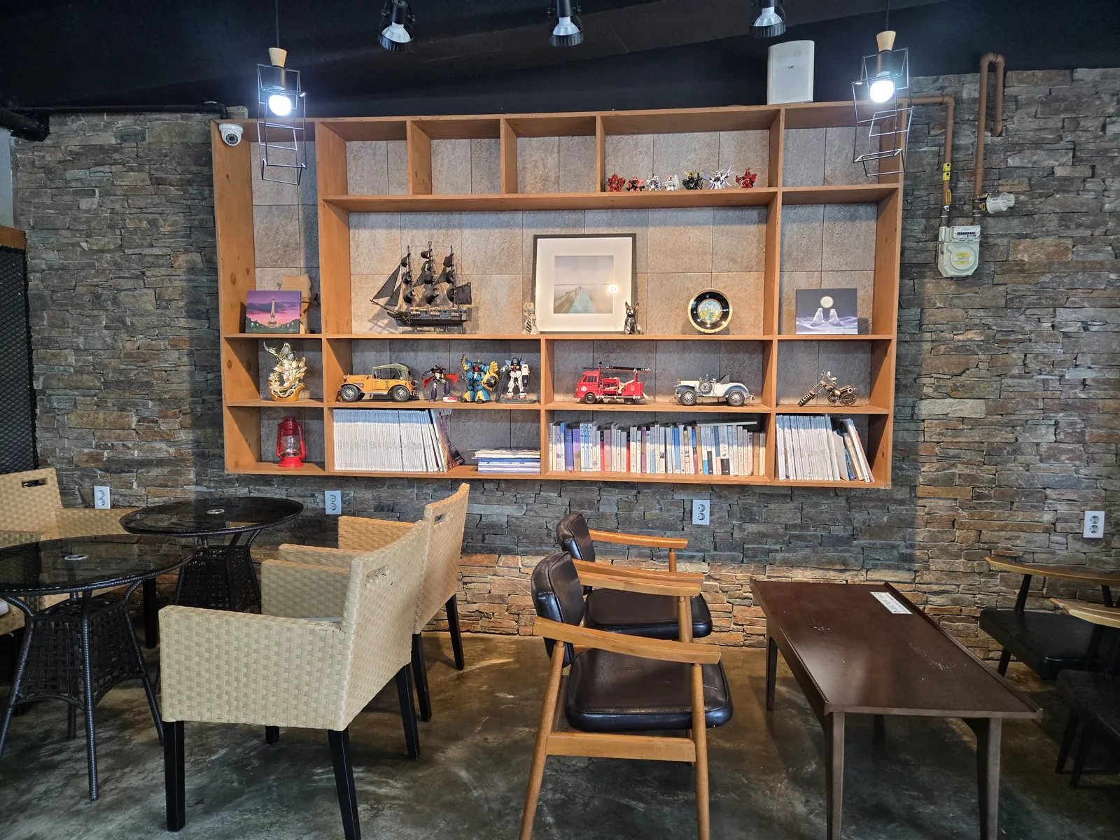 장식 소품과 책이 놓인 2층 좌석과 테이블 공간