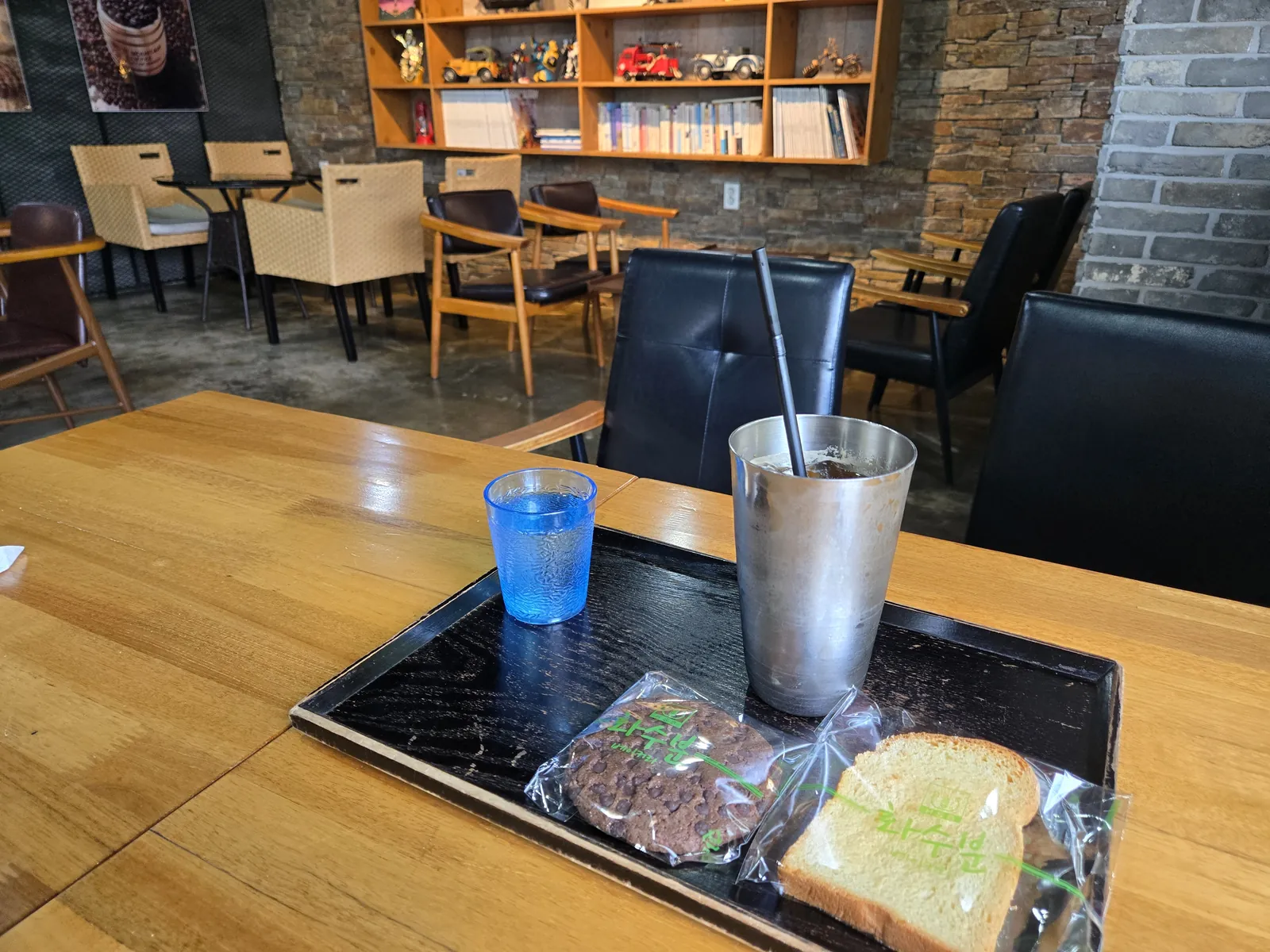 커피와 함께 서비스로 나온 초코 쿠키와 식빵 러스크