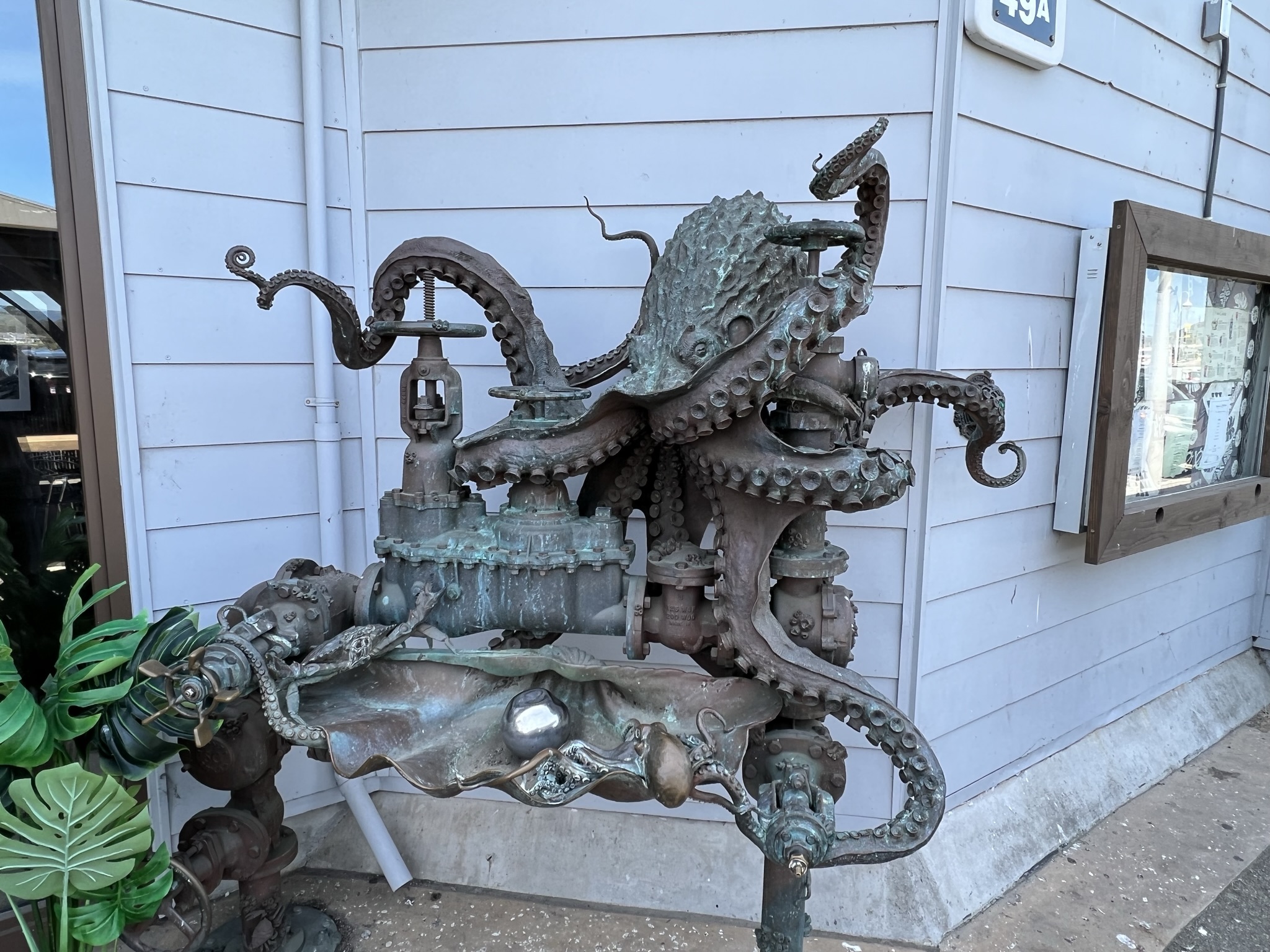 某个饭店前的大章鱼