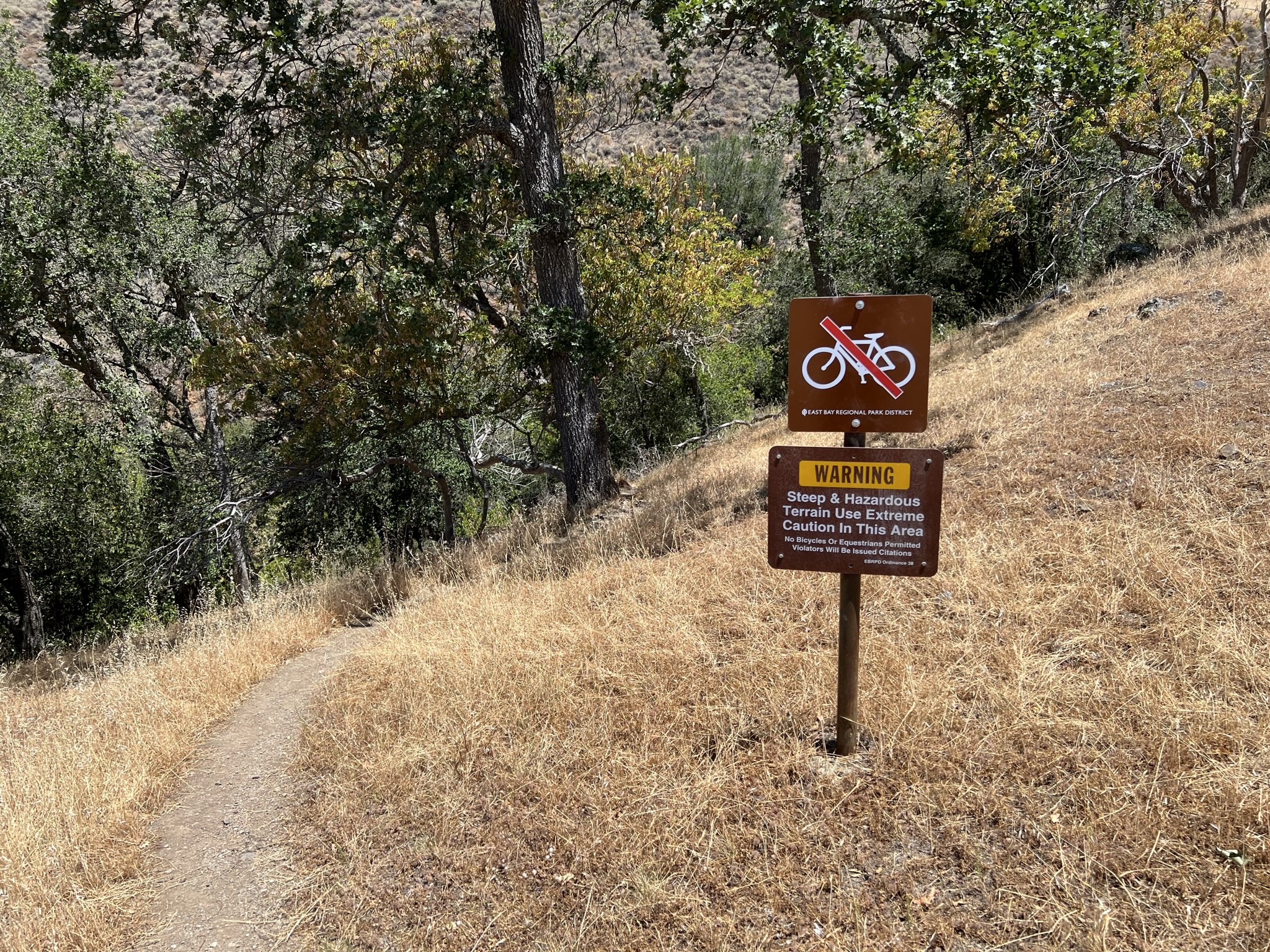 Eagle View Trail 外的警告牌，告诉你极为危险