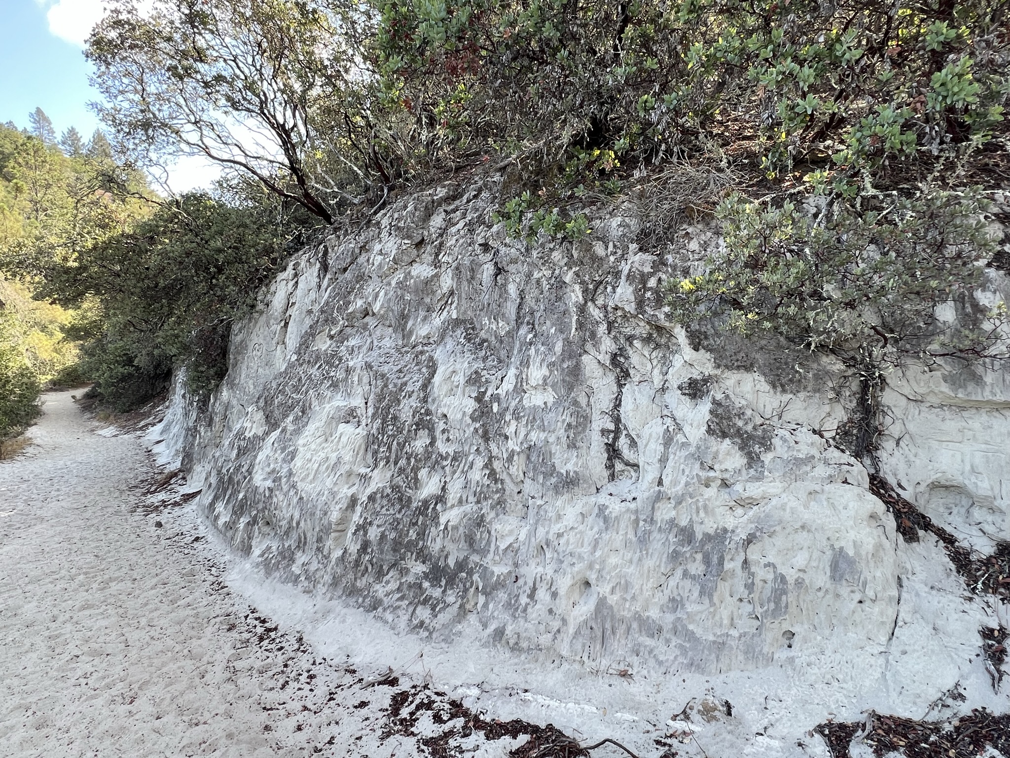 这山里的石头相当松散，很容易就变成了沙子