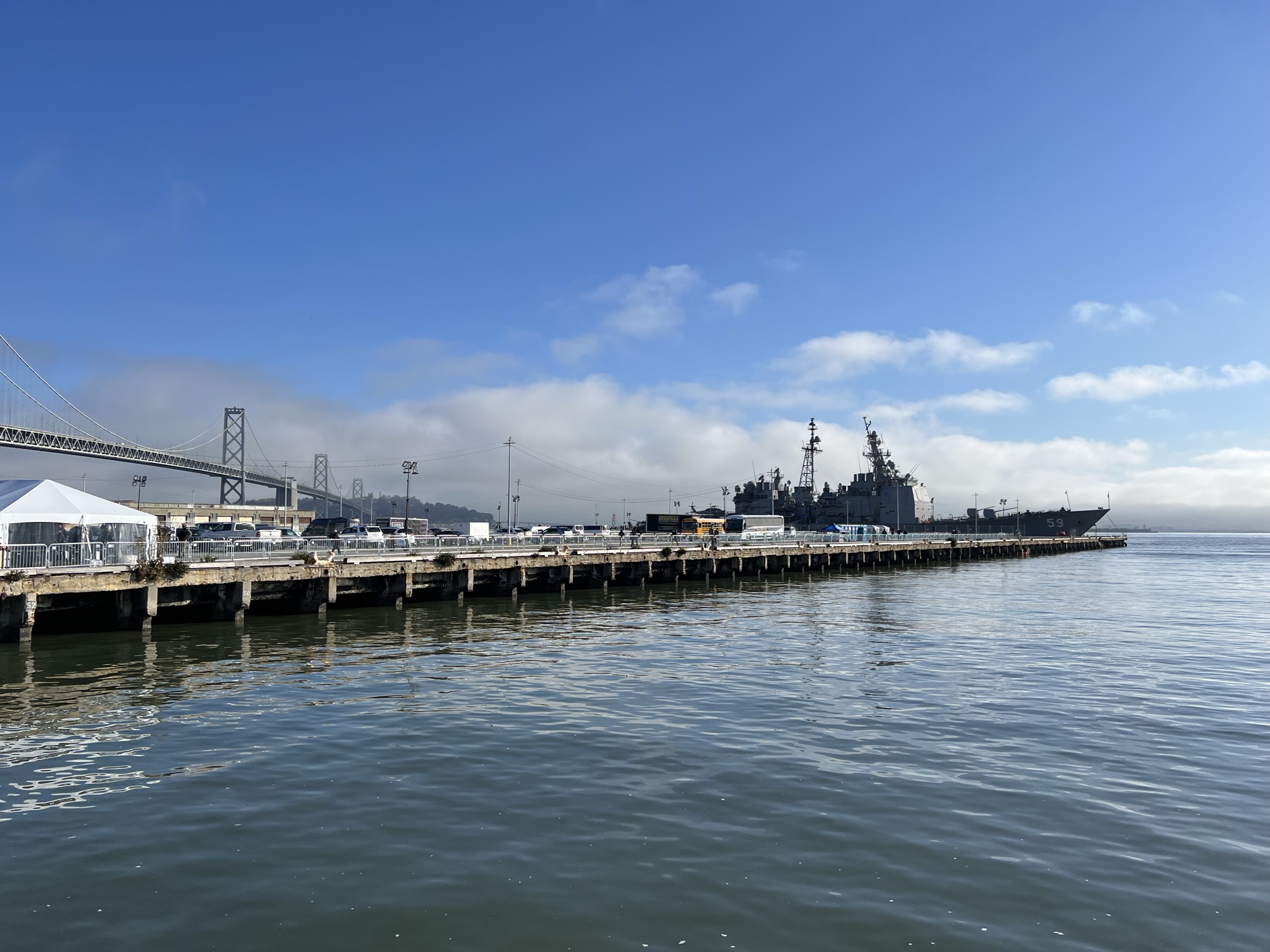 停泊在三番 Pier 30/32 的 USS Princeton 和她背后的 USS Fitzgerald