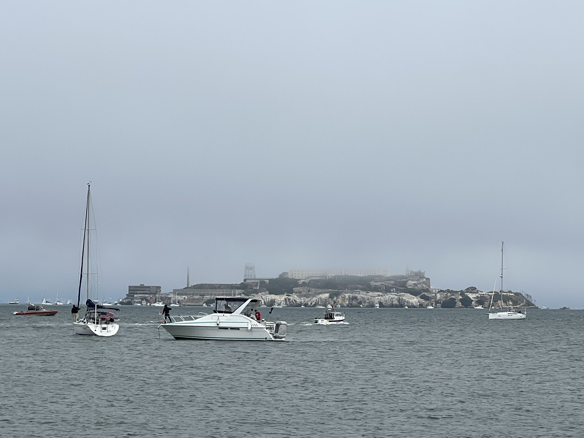 来到了 Marina Green Waterfront 等待观看航展，但是大雾笼罩，甚至看不清对面的恶魔岛