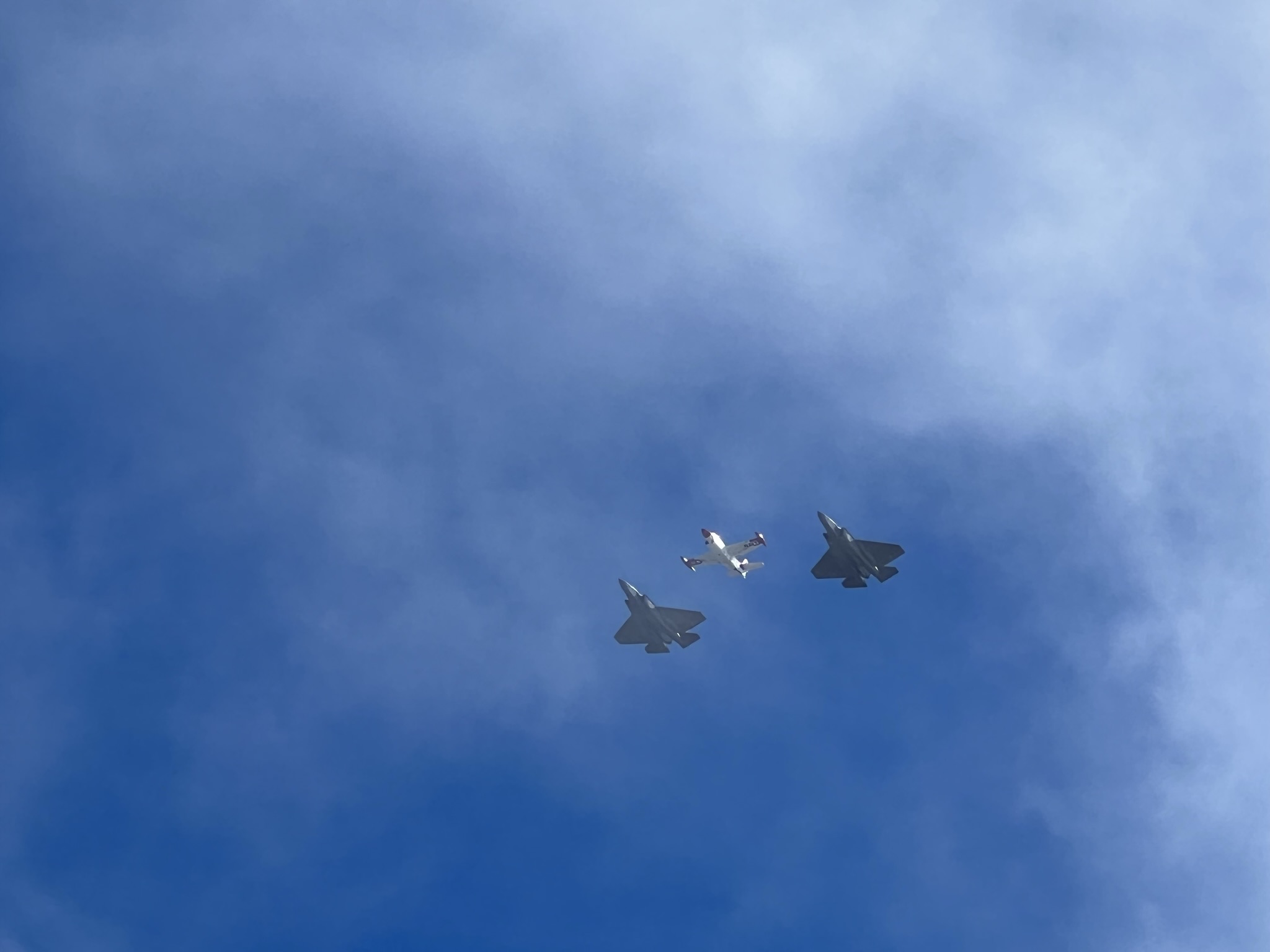 两架 F-35 和一架老式飞机