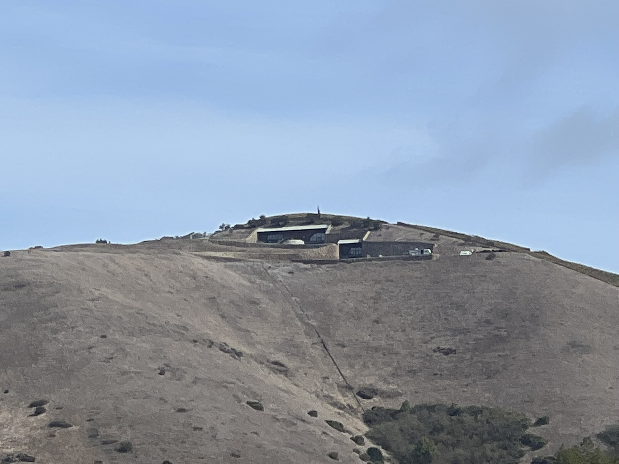 对面山顶疑似有人挖空了山做了豪宅