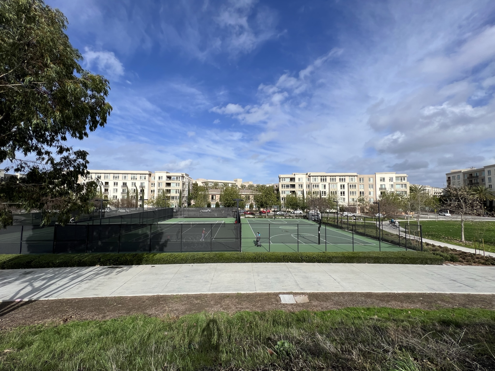 旁边公园里有网球场和篮球场