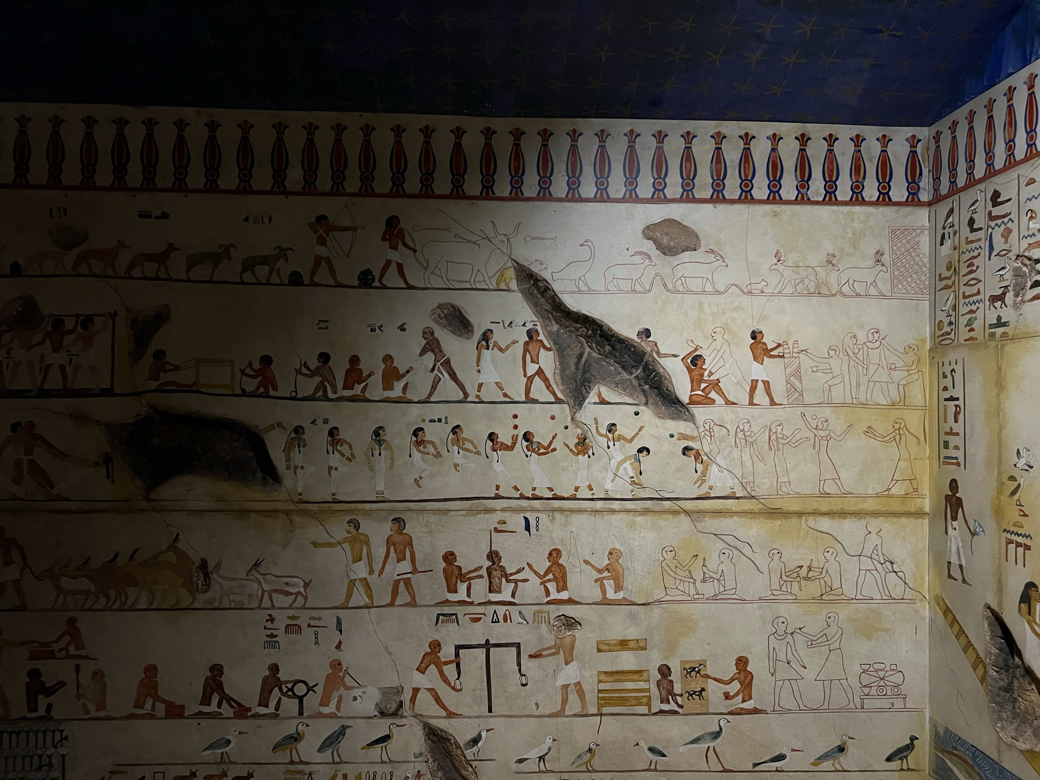 这些不同职业的人和牲畜都是墓穴主人的财产和手下，埃及人相信只要把他们画到墙壁上，墓穴主人在死后的世界也能拥有这些