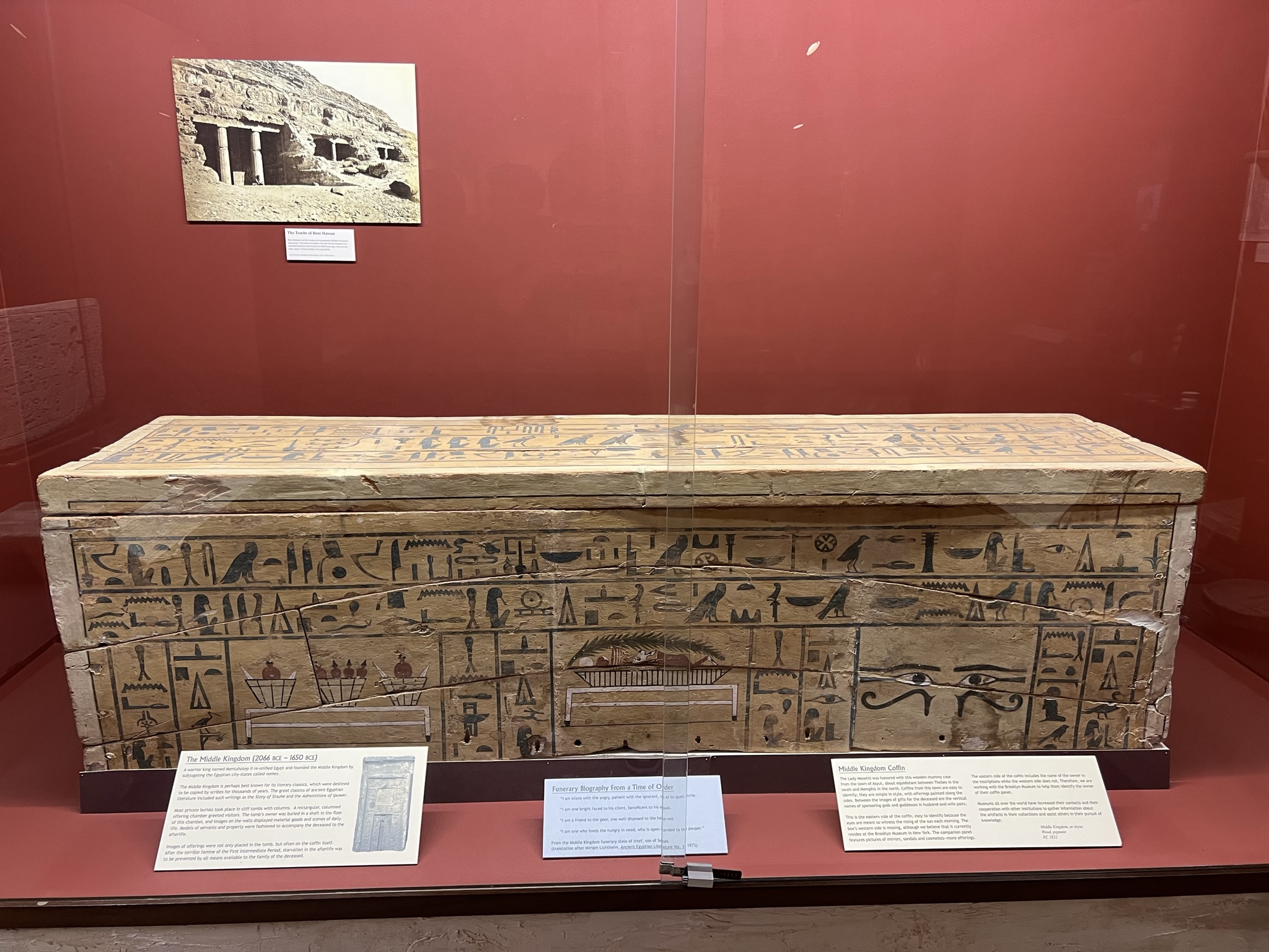 木棺上画着供品，供品之间写着要献于供品的神明夫妇的名字