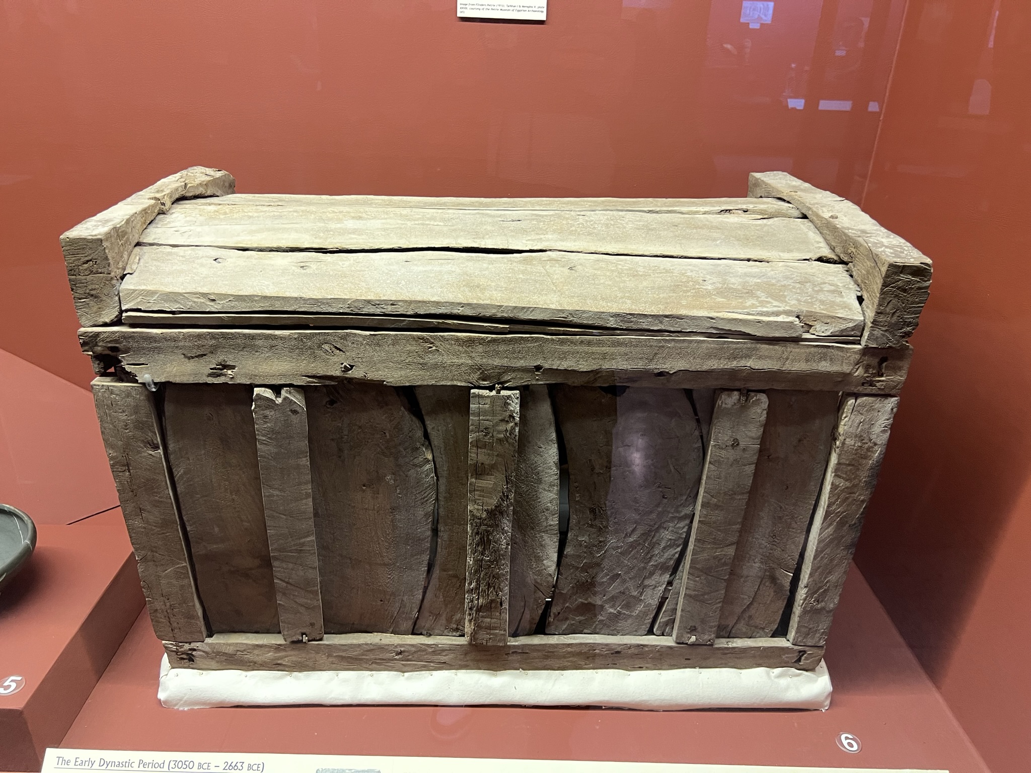 这个木棺里放着一个完整的成人木乃伊，虽然看着它很小