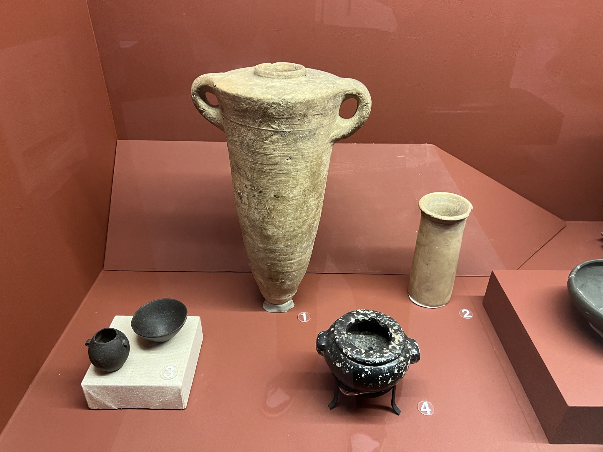 这个是古埃及时候贵族才能用的高级罐子，两边有洞，可以用绳什么串起来防盗