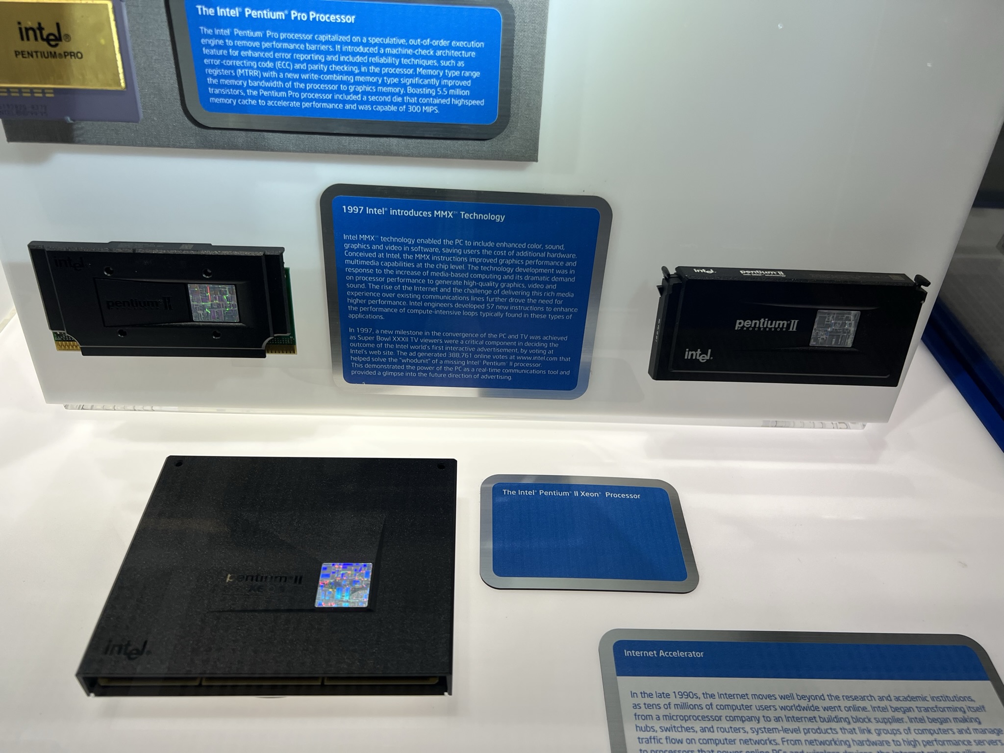 当年的 Intel Pentium（奔腾）产品只有有钱的同学才用的起，这个 CPU 芯片封装大的跟早期的 GPU 显卡差不多