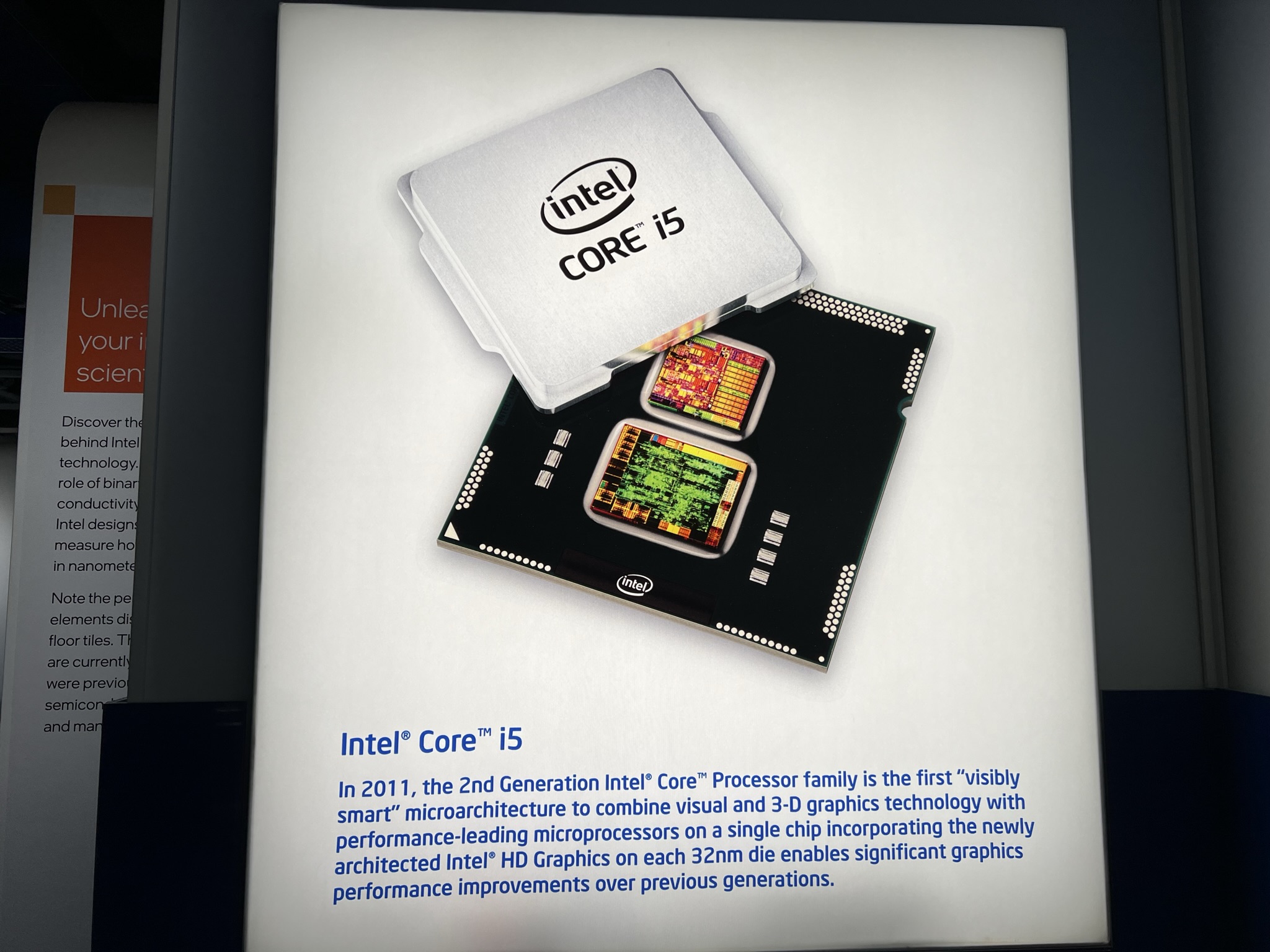 2011年的 Intel Core i5，一个芯片集成了 CPU 和图形处理单元，这让我想到了当今 NVIDIA 的数据中心芯片 Grace