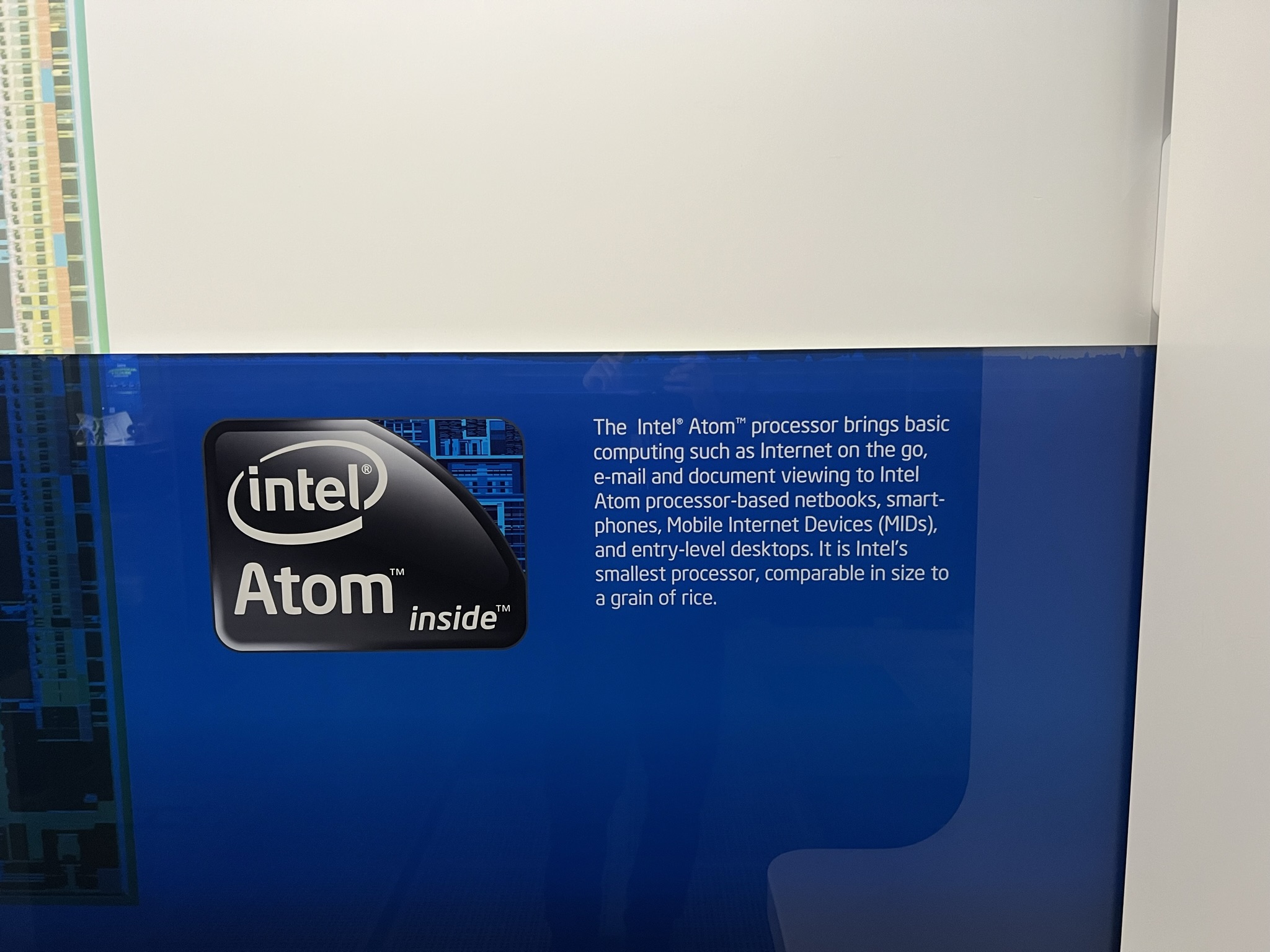 当年的 Intel Atom处理器其实是一款失败的产品，功耗是低，但是性能也低，干啥都慢都卡