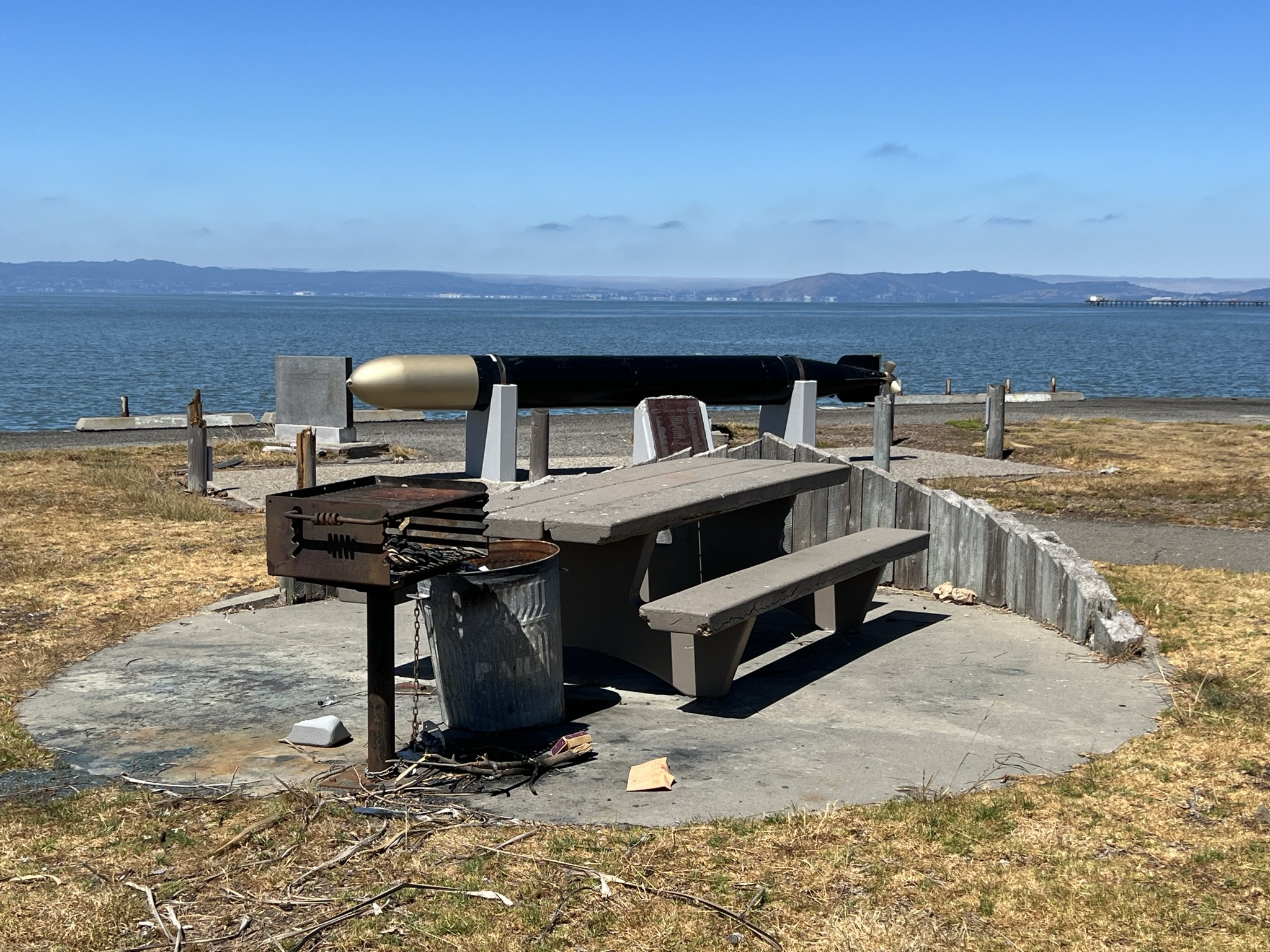 潜艇纪念碑前的烤架